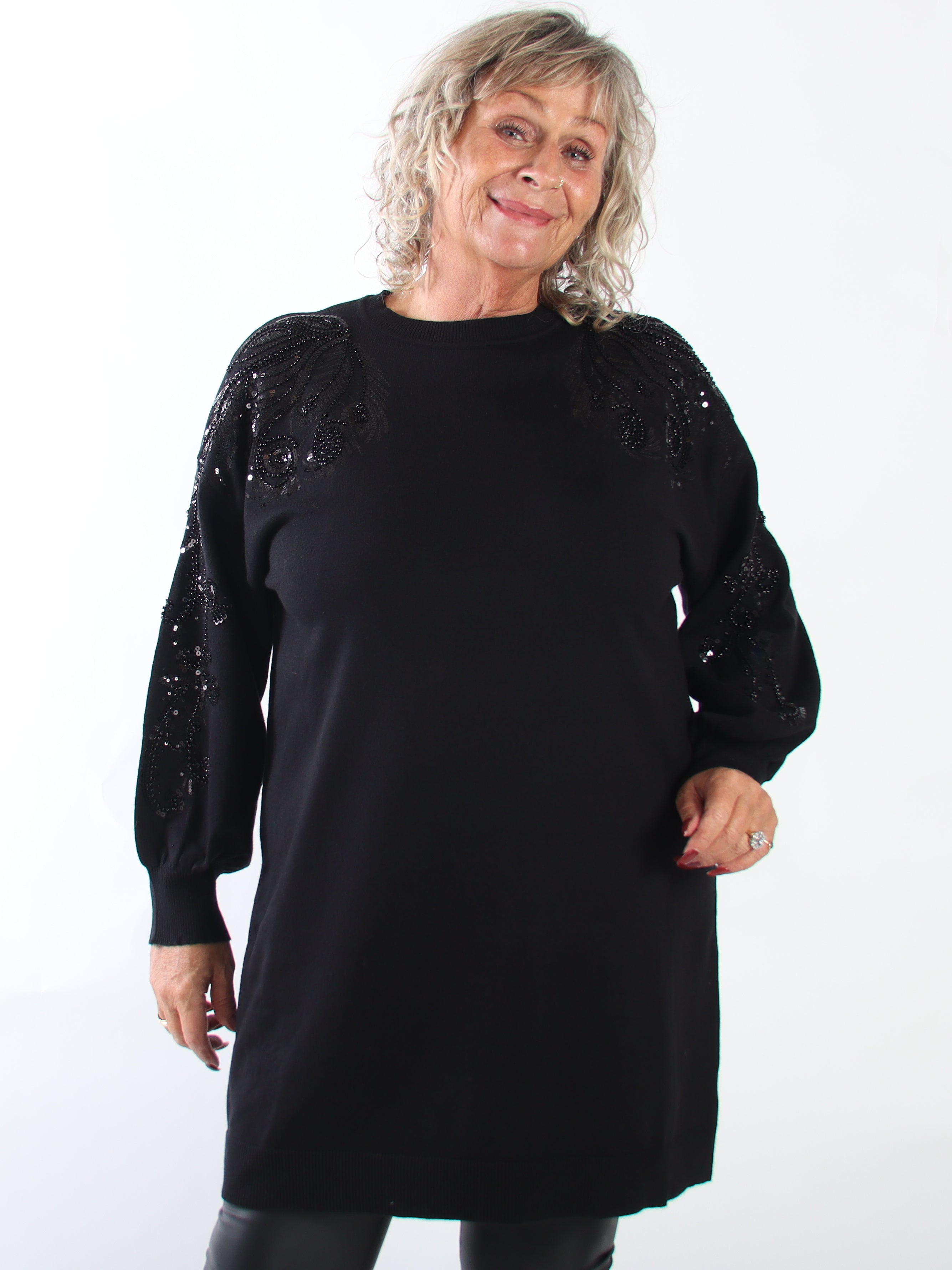 Juliana - Mjuk stickad klänning i plus size med ett vackert mönster av paljetter och pärlor på ärmen